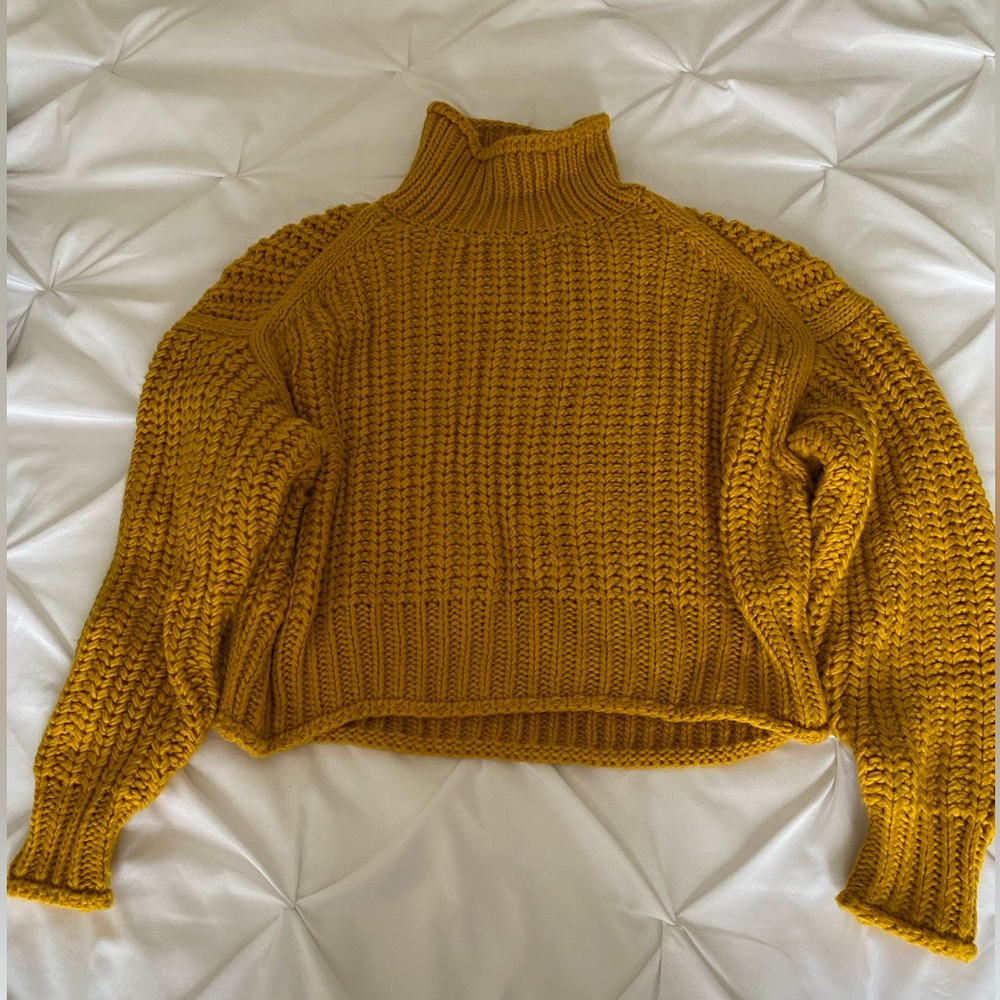 H&M women’s chunky knit sweater. Size Large.